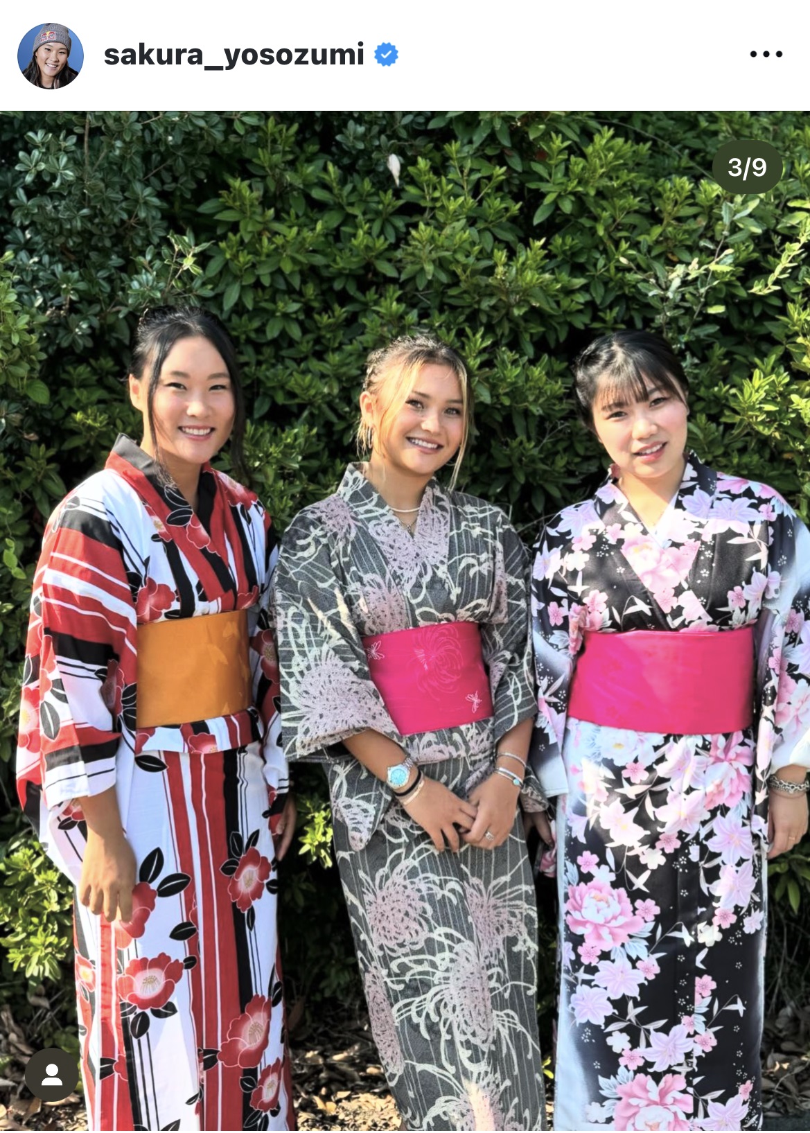 浴衣姿で笑顔を見せる右から中村貴咲、スカイ・ブラウン、四十住さくら（四十住のインスタグラムから）