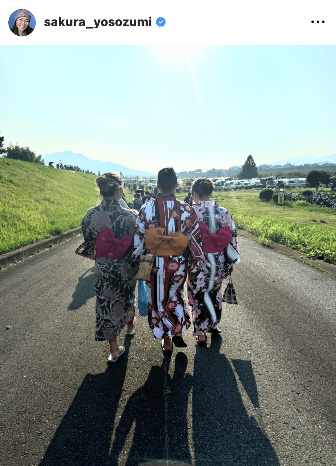 浴衣姿で歩く右から中村貴咲、四十住さくら、スカイ・ブラウン（四十住のインスタグラムから）