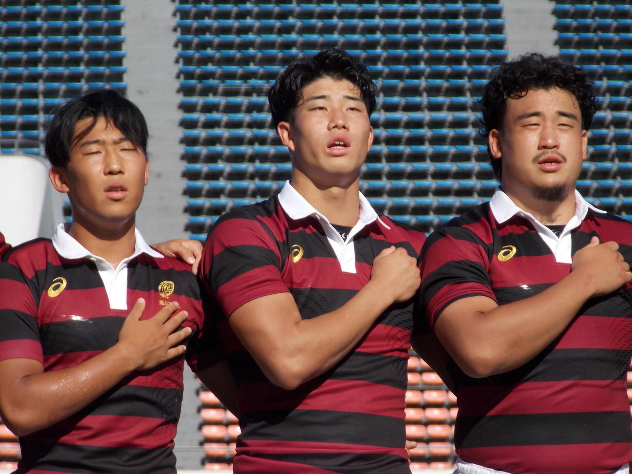 関東大学対抗戦の立大との開幕戦前、校歌を歌う早大FB矢崎由高（中央）（撮影・松本航）