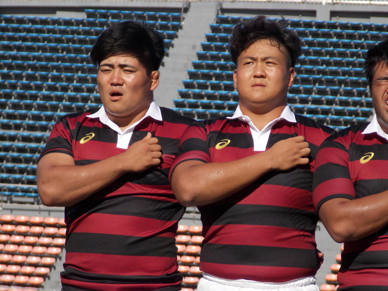 関東大学対抗戦の立大との開幕戦前、校歌を歌う早大フッカー佐藤健次（左）（撮影・松本航）