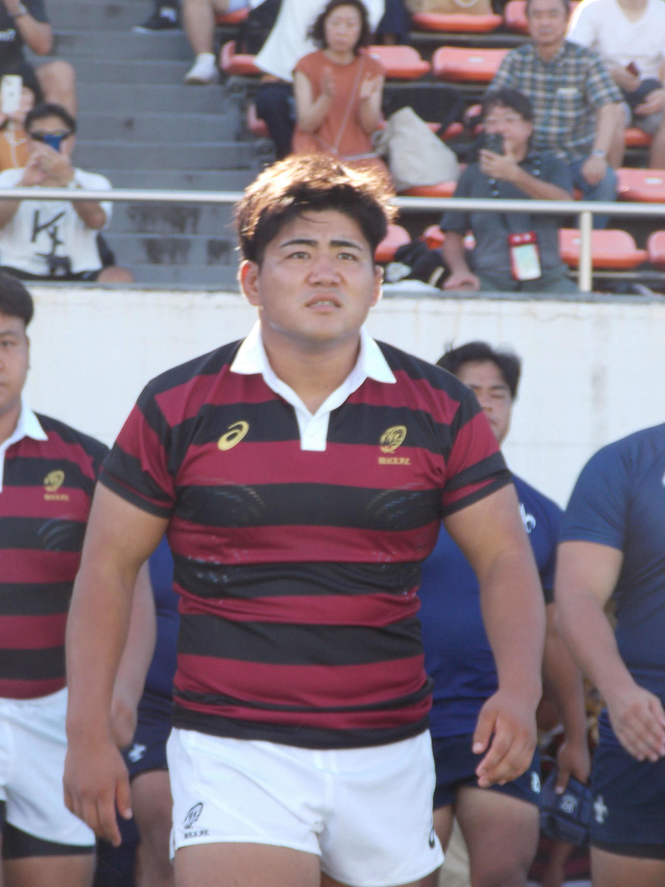関東大学対抗戦の立大との開幕戦で入場する早大フッカー佐藤健次（撮影・松本航）