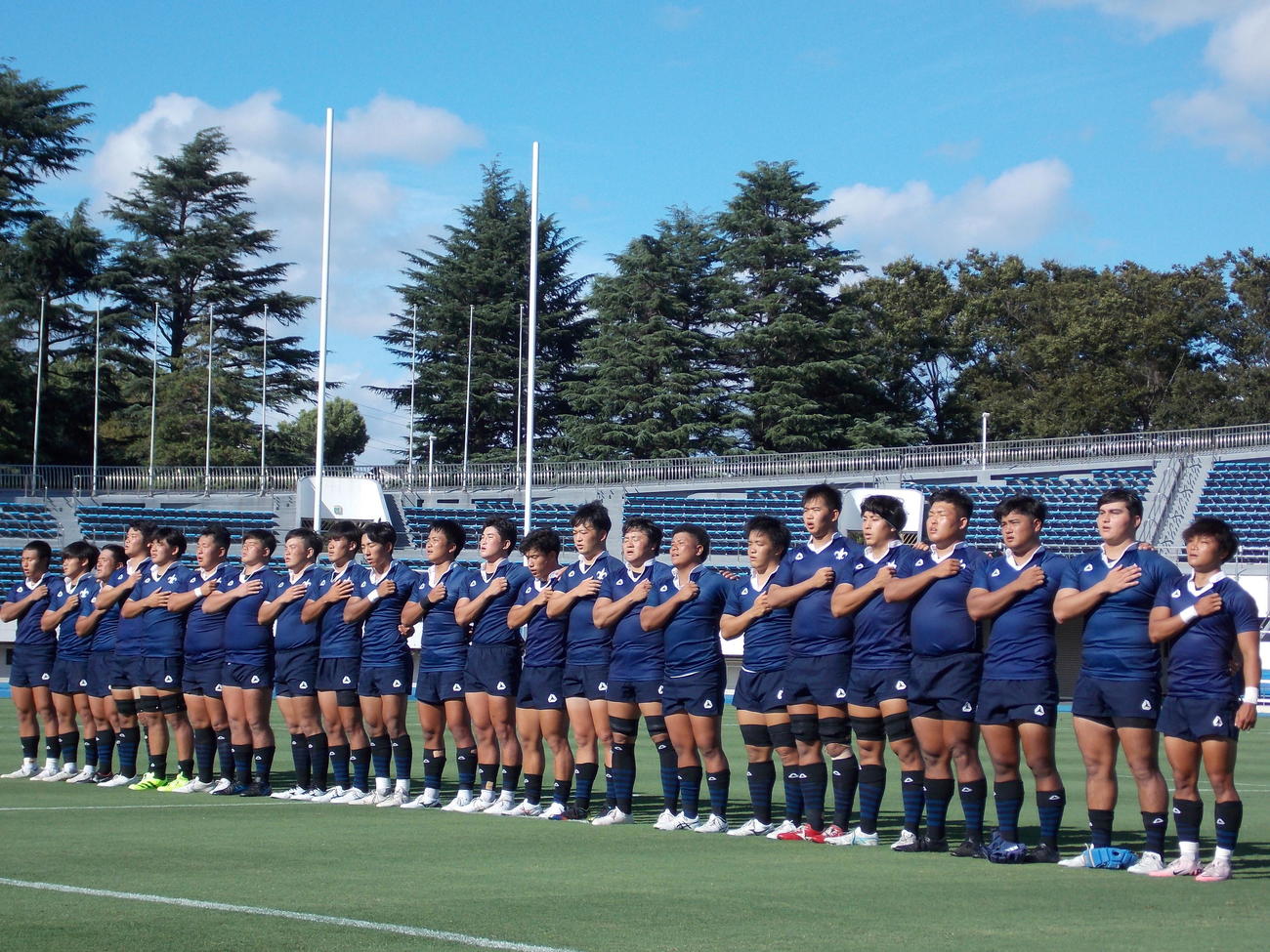関東大学対抗戦の早大との開幕戦前、校歌を歌う立大の選手たち（撮影・松本航）