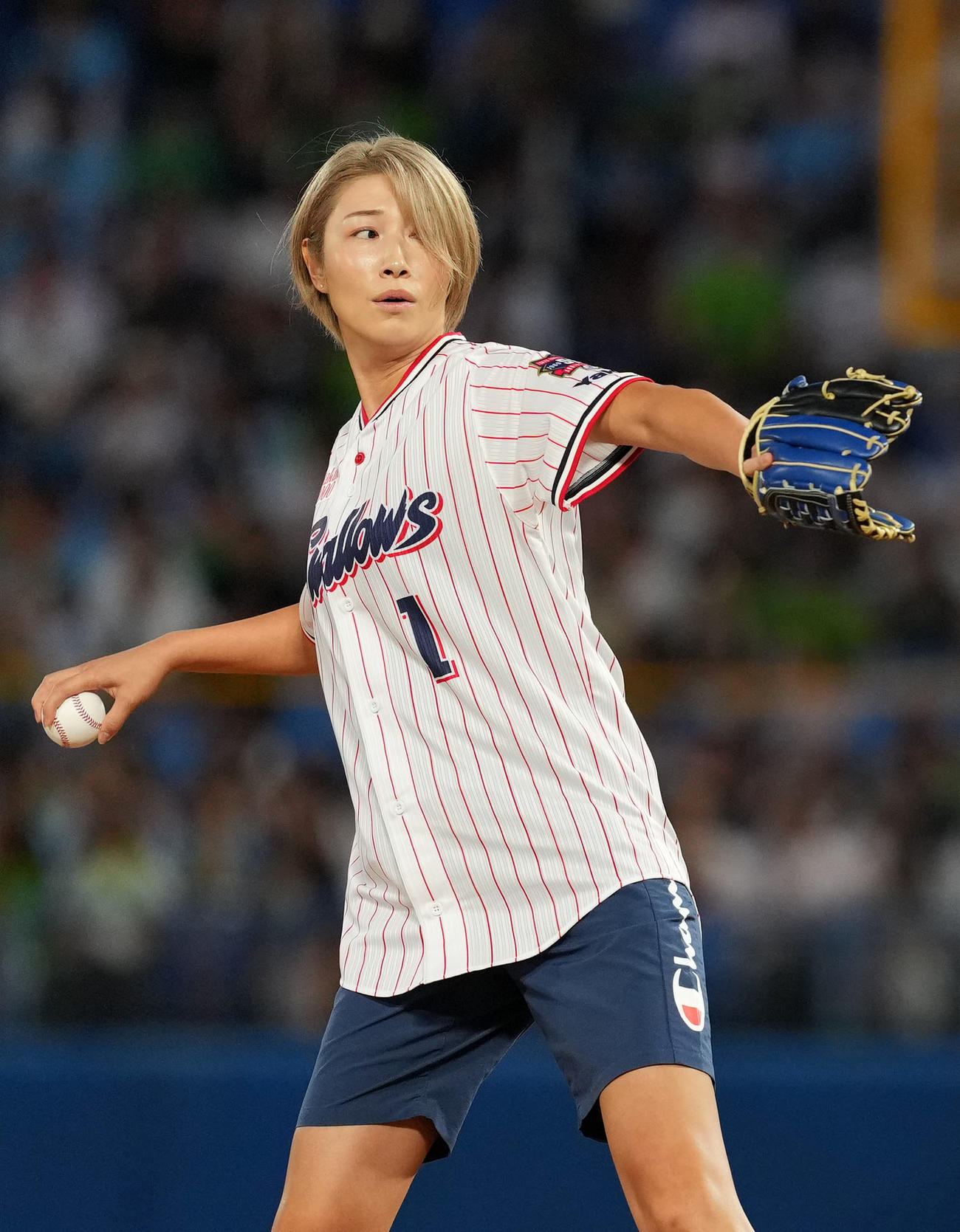 ヤクルト対巨人　始球式をする狩野舞子（2024年9月13日撮影）