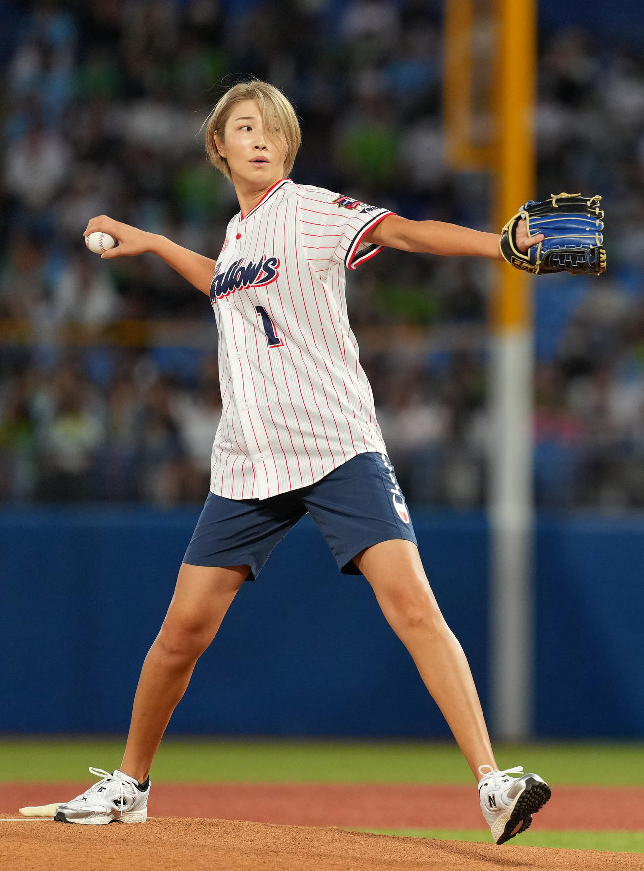 ヤクルト対巨人　始球式をする狩野舞子（2024年9月13日撮影）