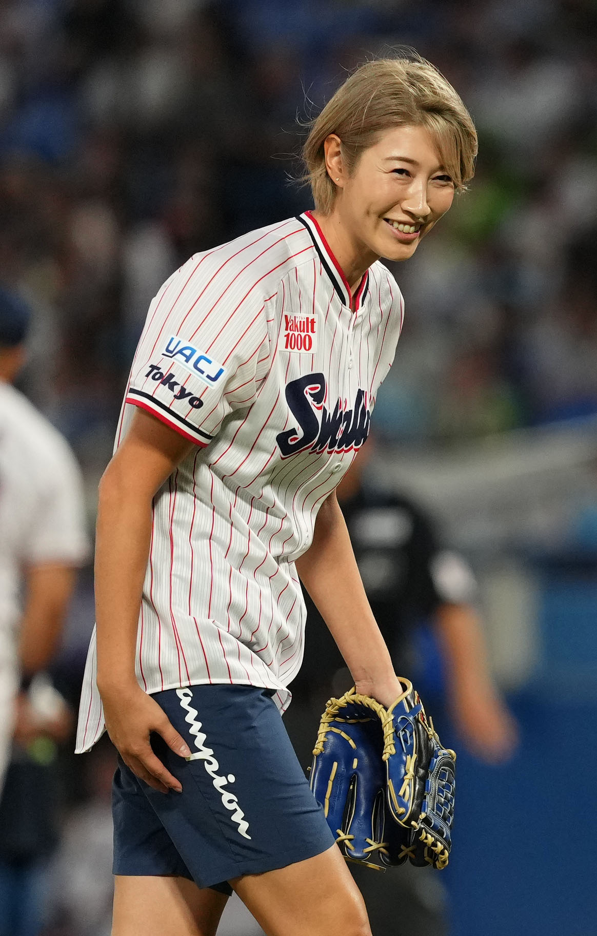ヤクルト対巨人　始球式を終え笑顔を見せる狩野舞子（2024年9月13日撮影）