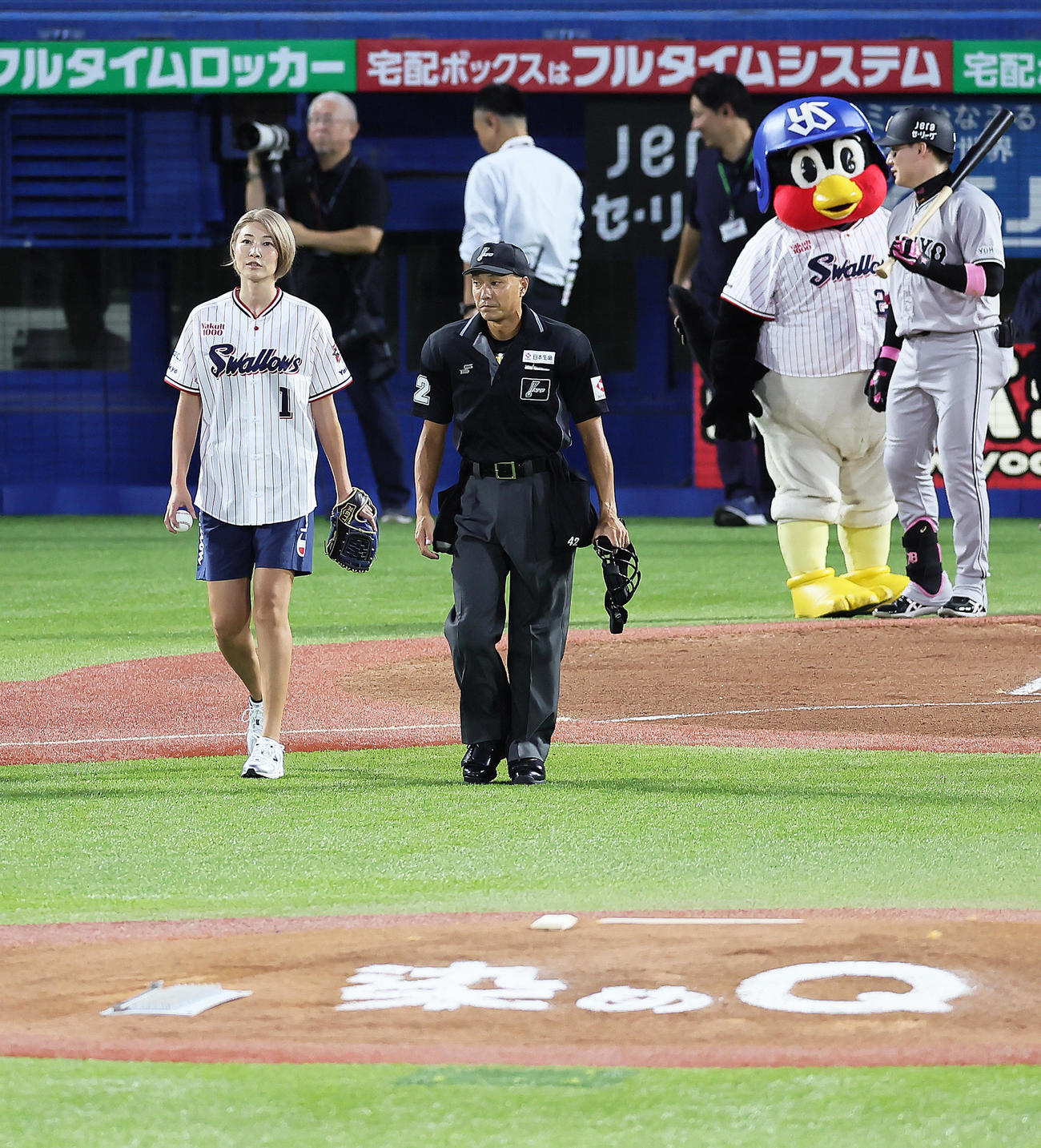 ヤクルト対巨人　始球式に臨む狩野舞子氏（左）（2024年9月13日撮影）