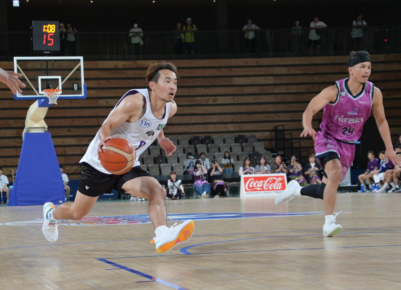 福島対山形　ドリブルするB2山形・岡島（左）（撮影・浜本神威）