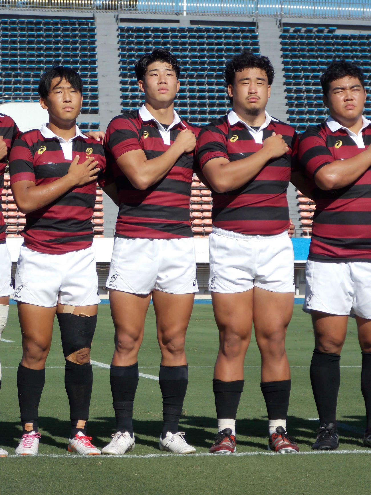関東大学対抗戦の立大との開幕戦前、校歌を歌う早大FB矢崎由高（右から3人目）（撮影・松本航）