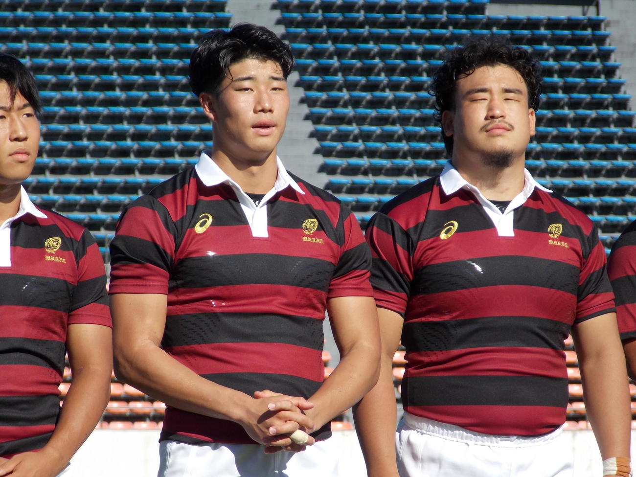 関東大学対抗戦の立大との開幕戦前、仲間と整列する早大FB矢崎由高（中央）（撮影・松本航）