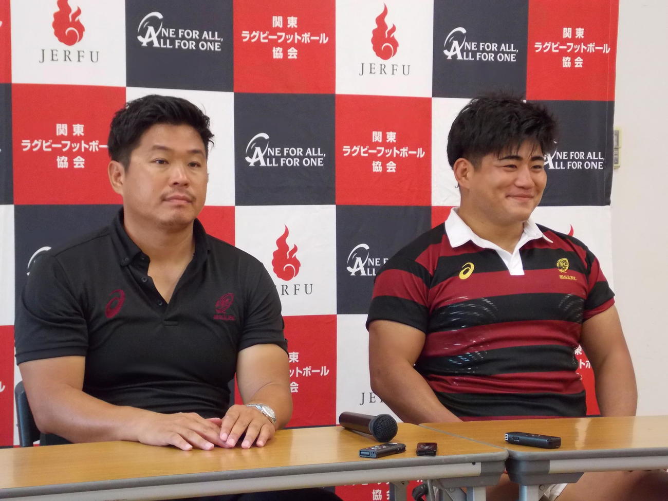 関東大学対抗戦の立大戦に勝利し、記者会見で笑顔を見えるフッカー佐藤健次主将（右）と大田尾竜彦監督（撮影・松本航）
