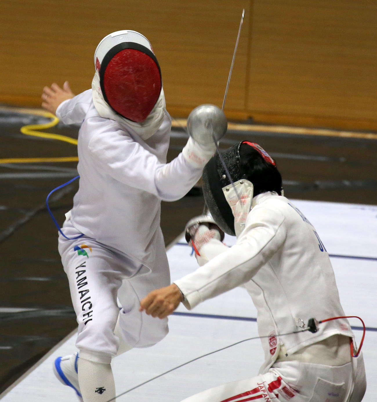 フェンシング全日本選手権　男子エペで5年ぶり3度目の日本一になった五輪の金銀メダリスト山田優。3回戦で師匠の日本代表坂本圭右コーチ（背中）を破った（撮影・木下淳）