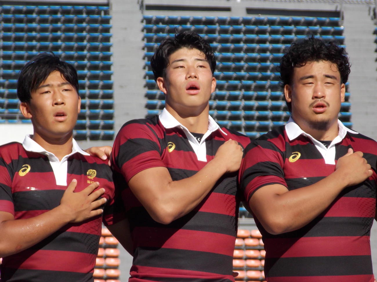 関東大学対抗戦の立大との開幕戦前、校歌を歌う早大・矢崎（中央）（撮影・松本航）