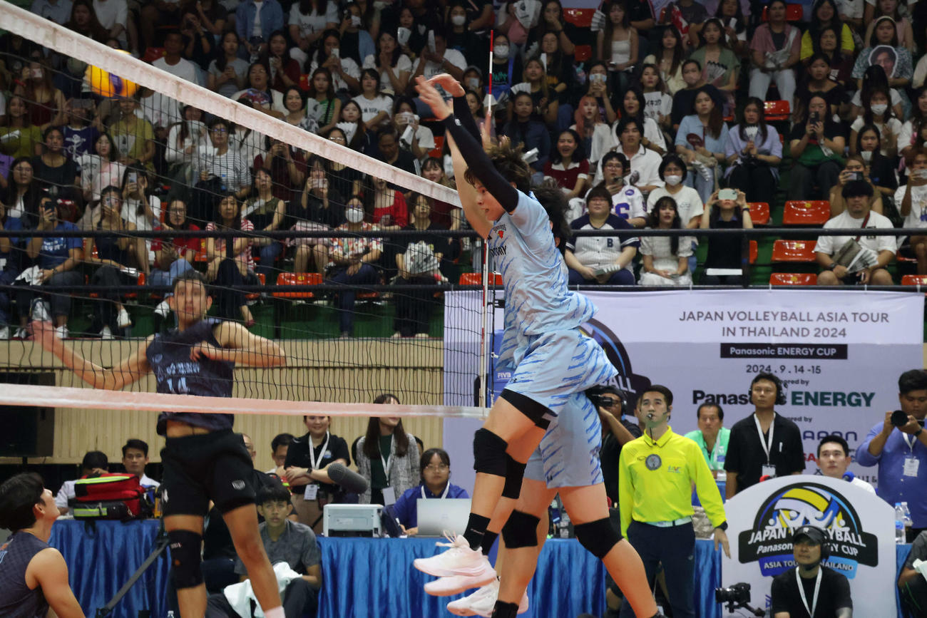相手のスパイクをブロックする高橋藍選手（撮影・奥谷爽）
