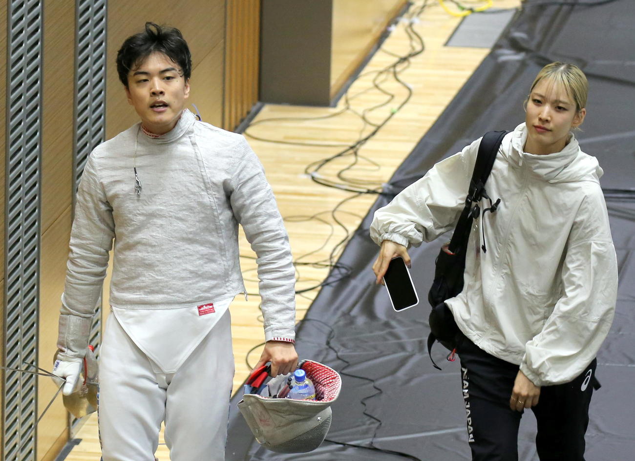フェンシング全日本選手権　男子サーブル3回戦を突破して引き揚げる江村凌平（左）とベンチコーチに入った姉美咲（撮影・木下淳）