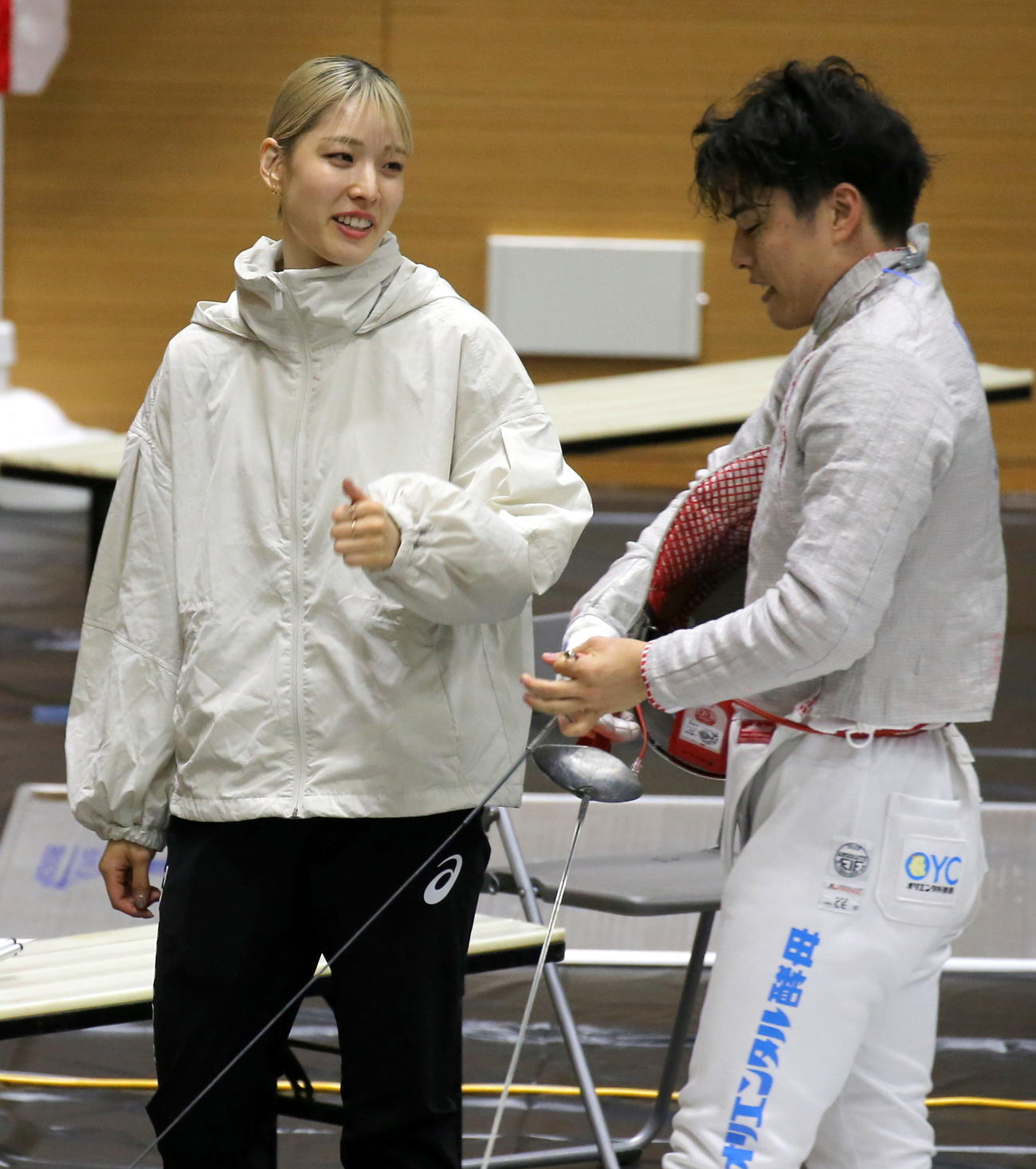 フェンシング全日本選手権　男子サーブル3回戦を突破した江村凌平（左）とベンチコーチに入って笑顔でたたえる姉美咲（撮影・木下淳）