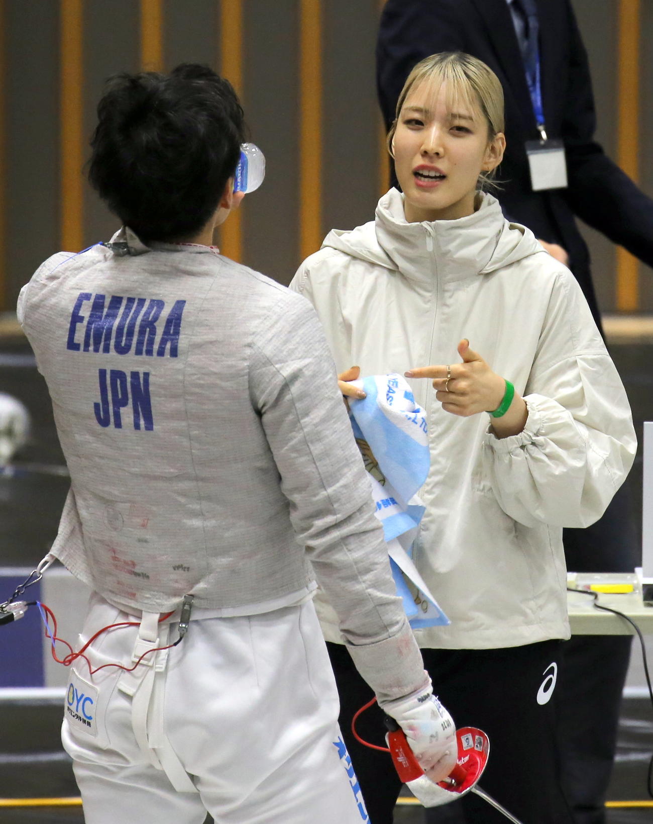 フェンシング全日本選手権　男子サーブル3回戦のインターバルに江村凌平（背中）を指導するベンチコーチの姉美咲（撮影・木下淳）