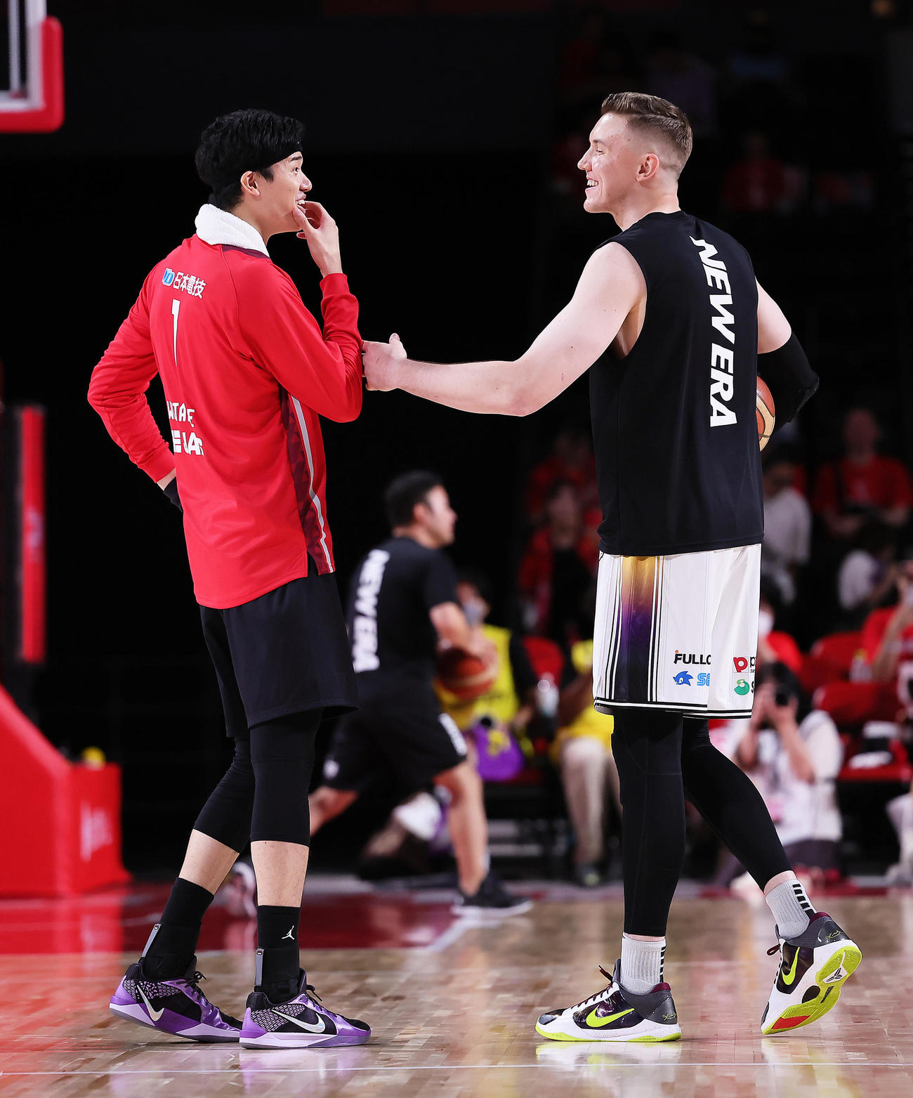 試合前、談笑する千葉J渡辺（左）とSR渋谷ホーキンソン（撮影・足立雅史）