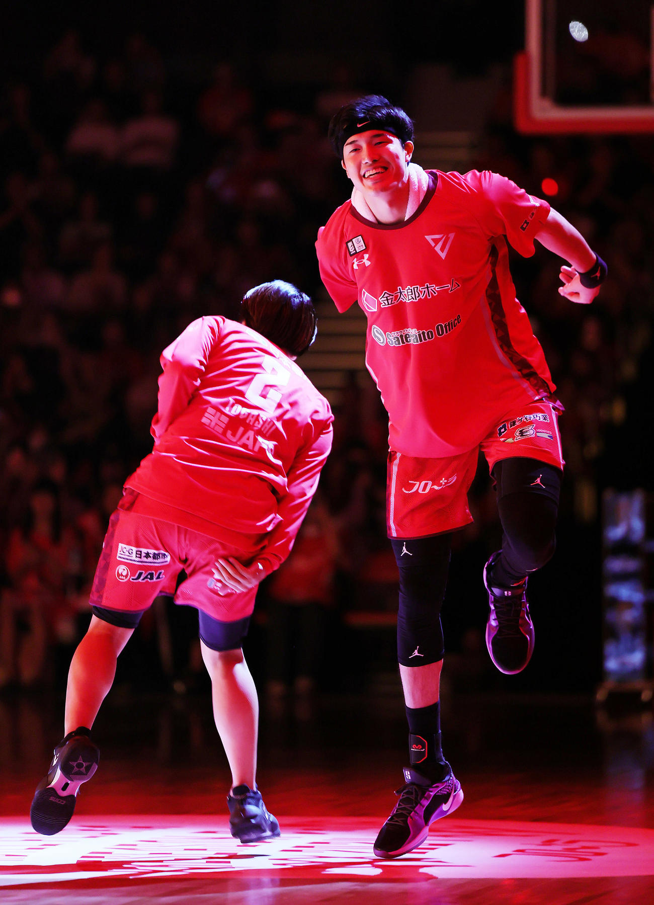 試合前、選手紹介で千葉J富樫（左）とタッチを交わす渡辺（撮影・足立雅史）