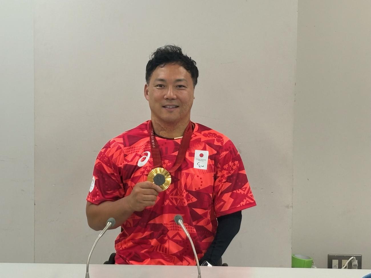 パリ・パラリンピックで金メダルを獲得し、秩父宮ラグビー場に来場した車いすラグビー日本代表の池透暢主将（撮影・松本航）