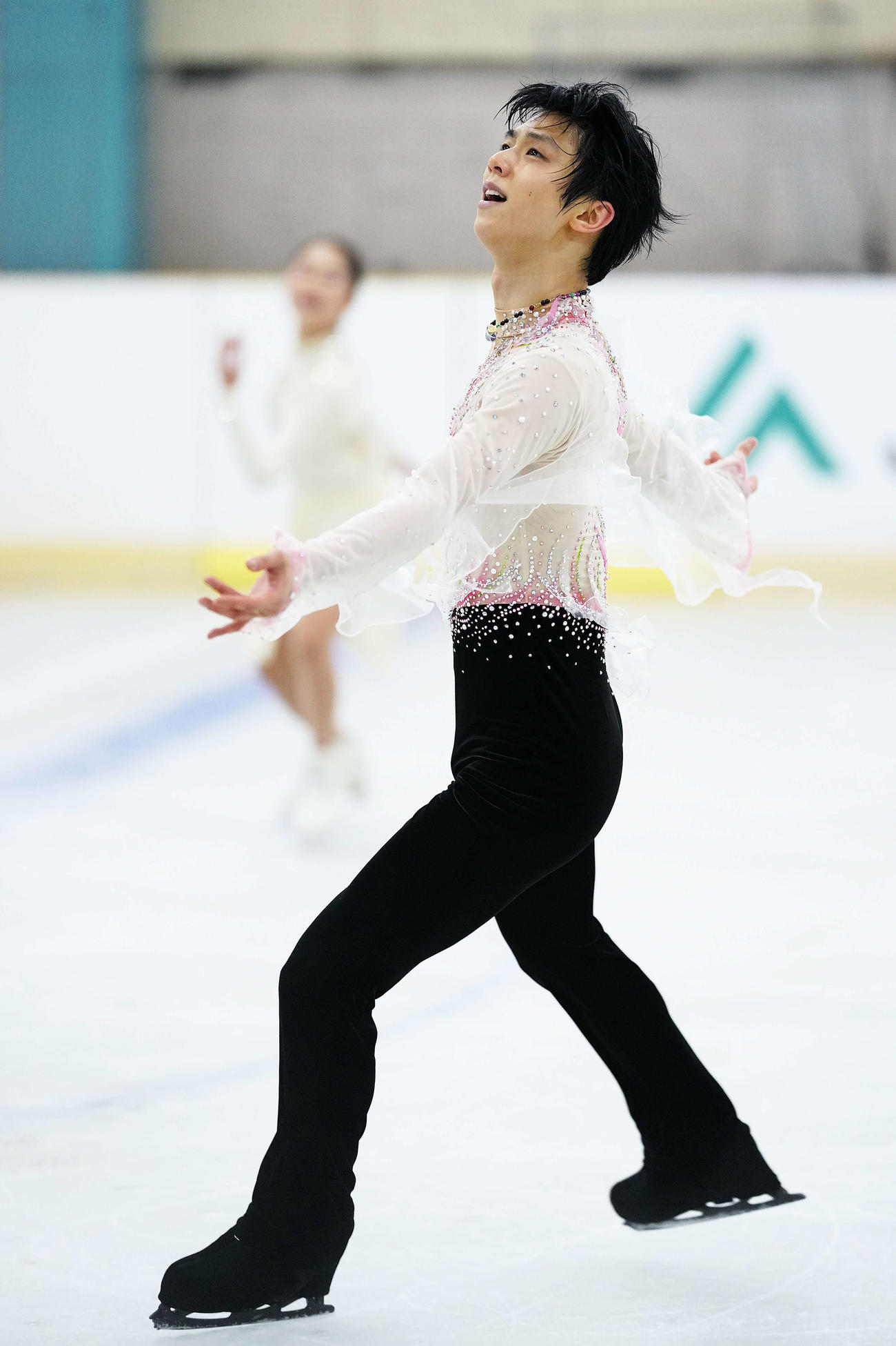 演技会で滑る羽生さん(C)矢口亨
