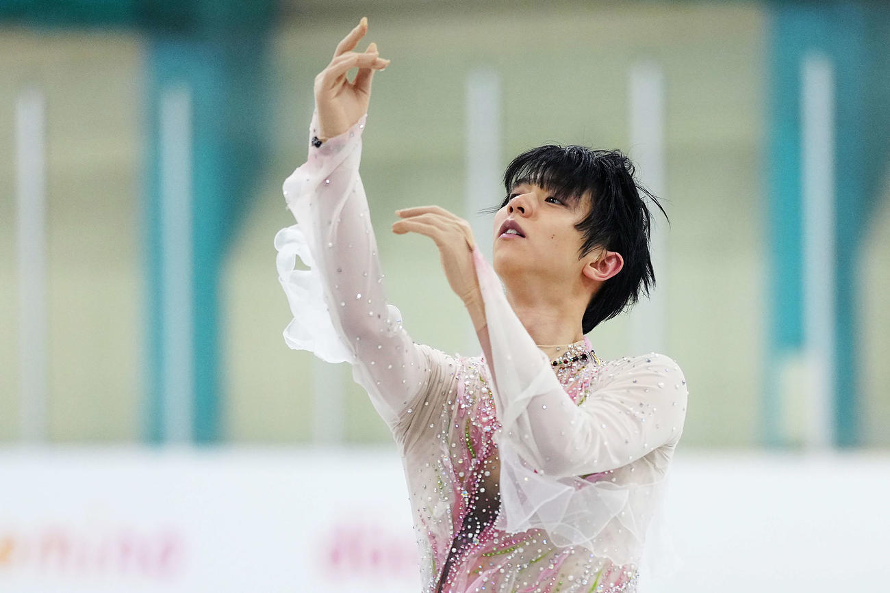 演技会で復興への思いを込めて滑る羽生さん(C)矢口亨
