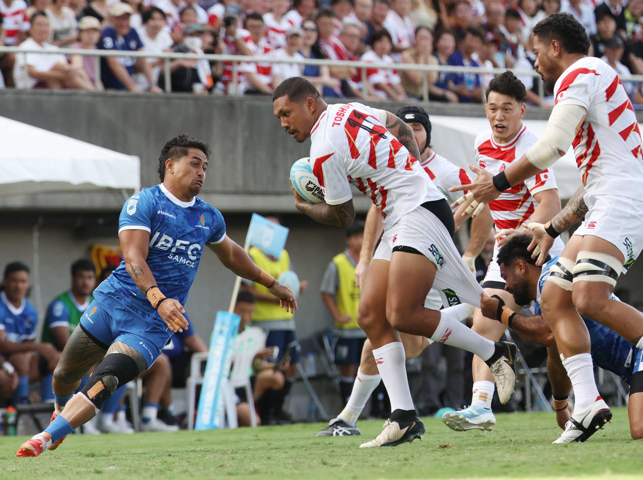 日本対サモア　前半、パンツを引っ張られながら突進するツイタマ（左から2人目）（撮影・宮地輝）