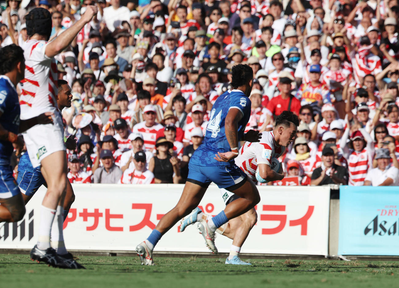 日本対サモア　前半、トライを決める李承信（右）（撮影・宮地輝）