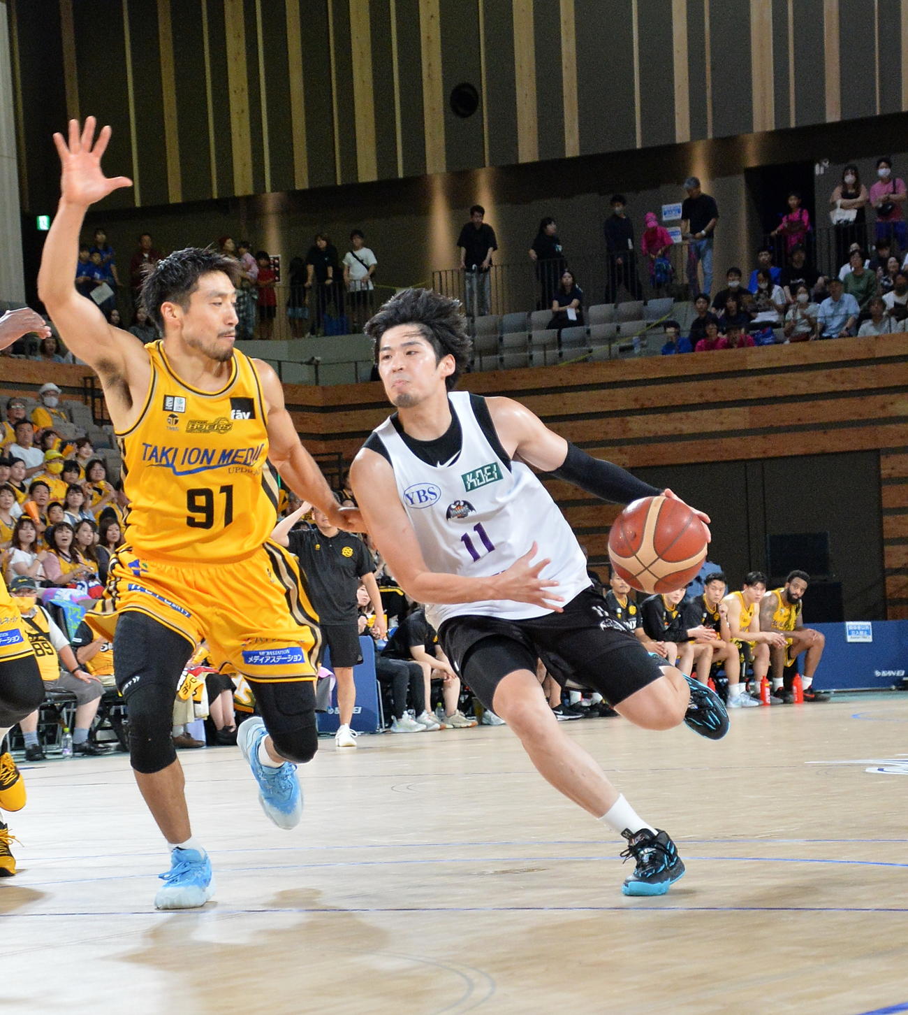 仙台対山形　古巣仙台でともにプレーした片岡（左）とマッチアップするB2山形・白戸（撮影・浜本神威）