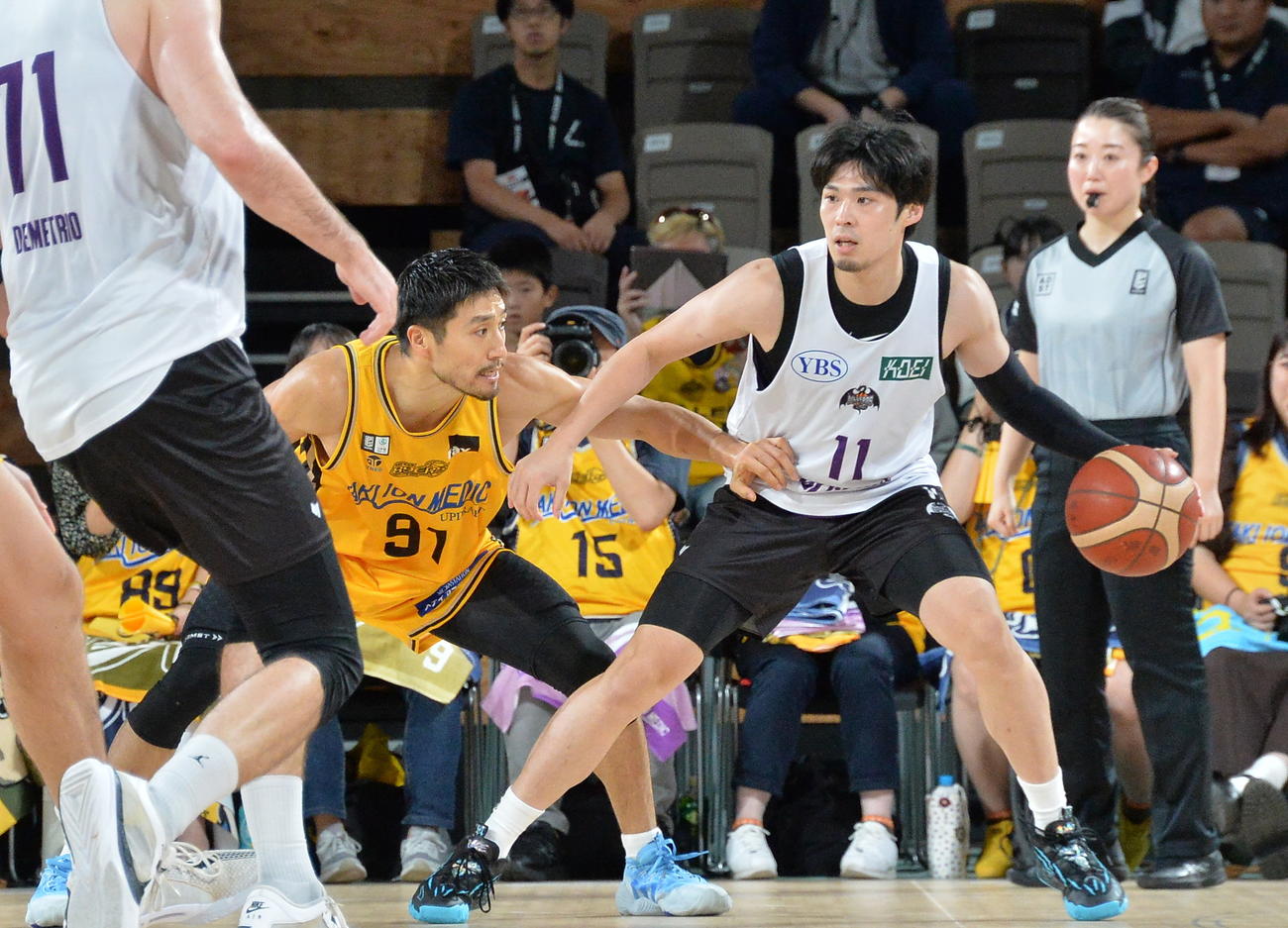仙台対山形　古巣仙台でともにプレーした片岡（左）とマッチアップするB2山形・白戸（撮影・浜本神威）