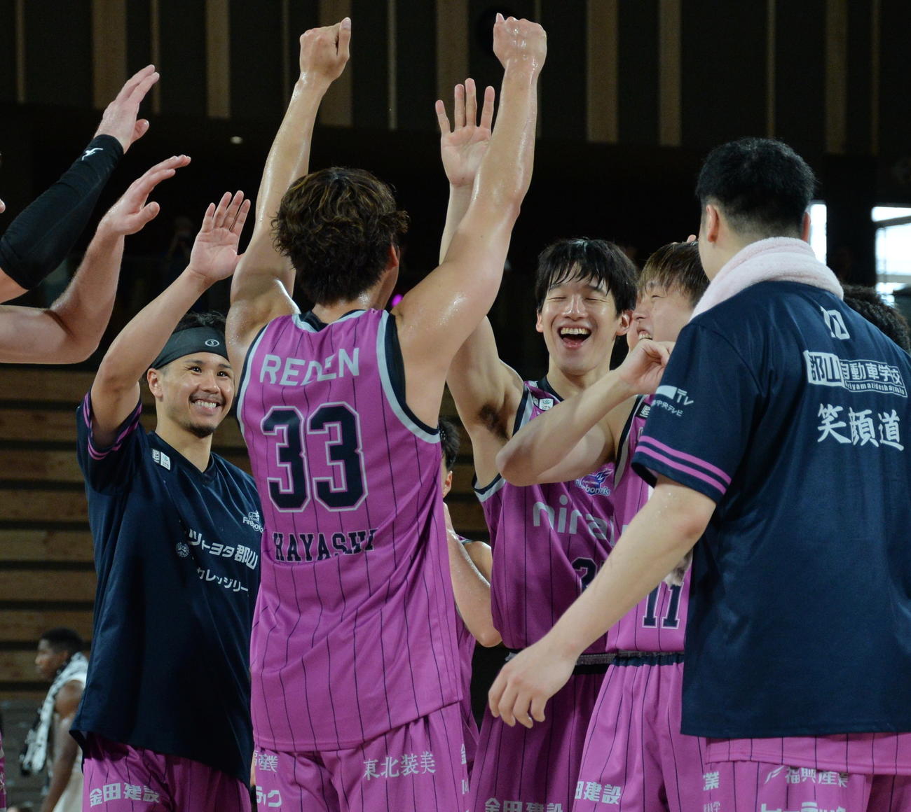 福島対岩手　勝利し、歓喜するB2福島の選手たち（撮影・浜本神威）