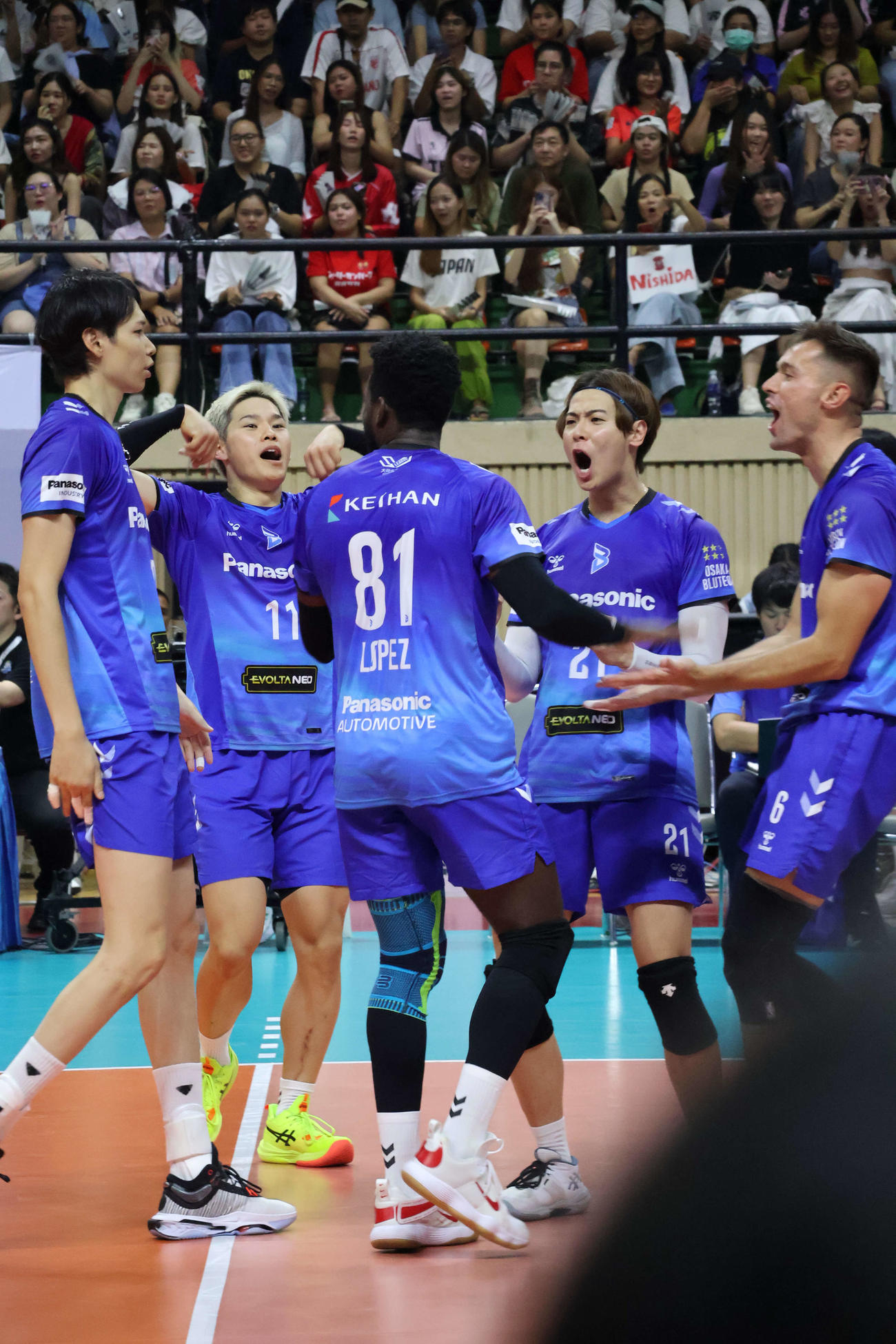 得点し、喜ぶ大阪ブルテオンの選手ら（撮影・奥谷爽）