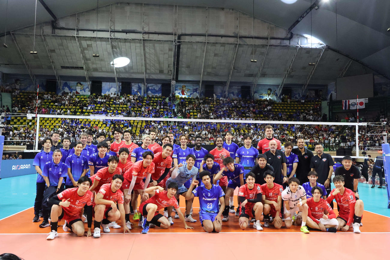 集合写真を撮影するサントリーサンバーズ大阪、大阪ブルテオンの選手たち（撮影・奥谷爽）