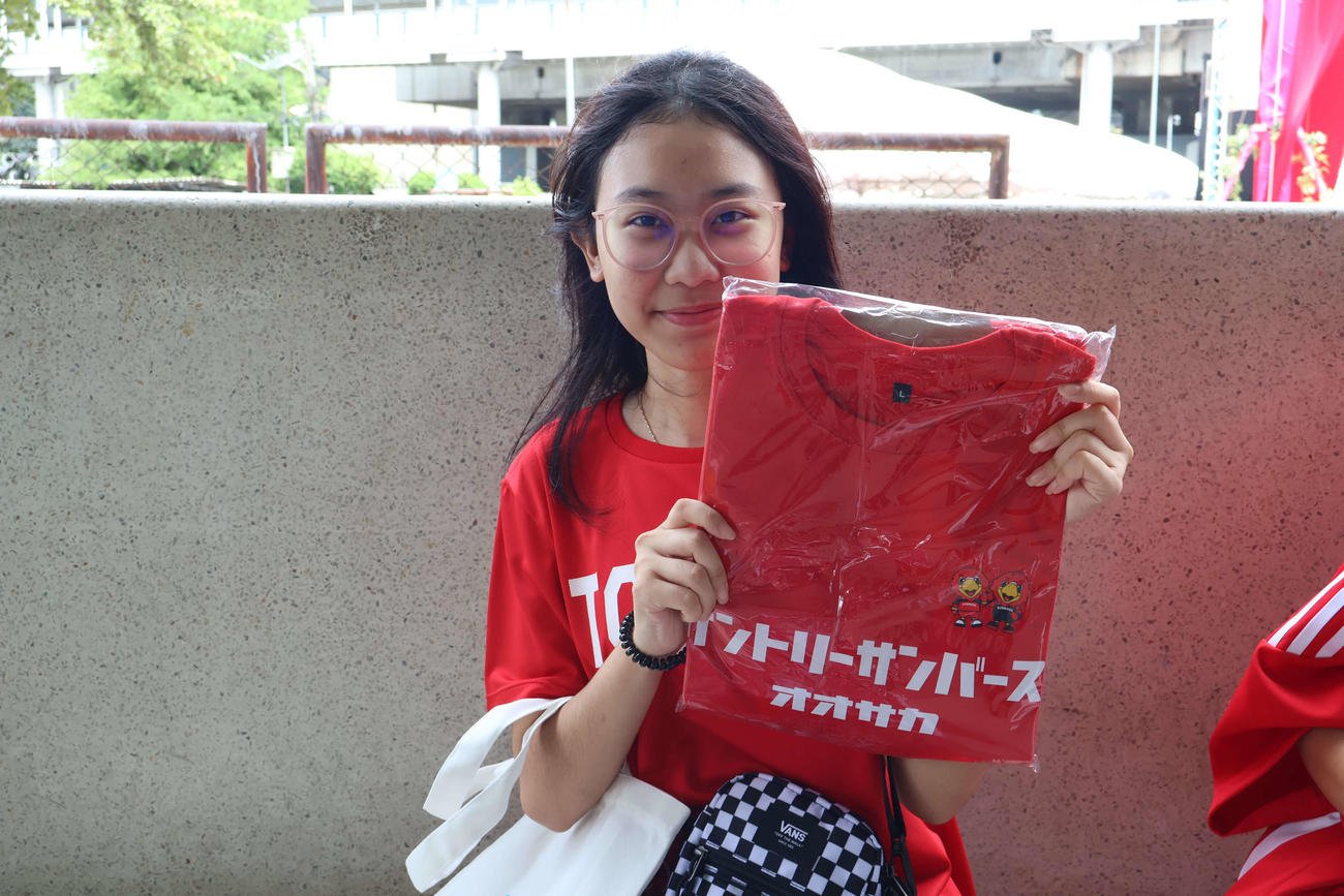 グッズを購入したタイのファン（撮影・奥谷爽）