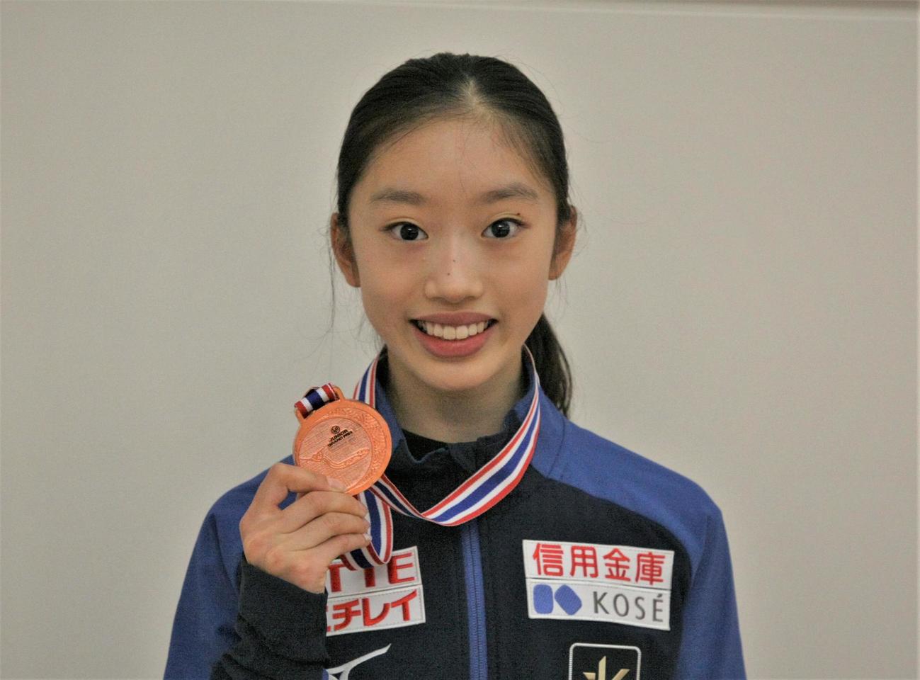 フィギュアスケートのジュニアグランプリシリーズ第3戦タイ大会から帰国した岡田芽依（撮影・藤塚大輔）