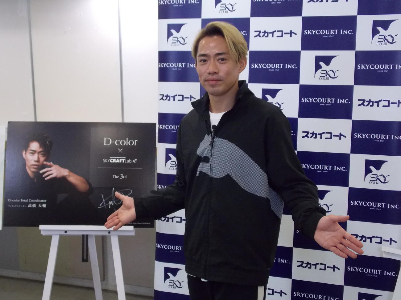 スカイコートのスケート教室に参加後、ポーズを決める高橋大輔さん（撮影・松本航）