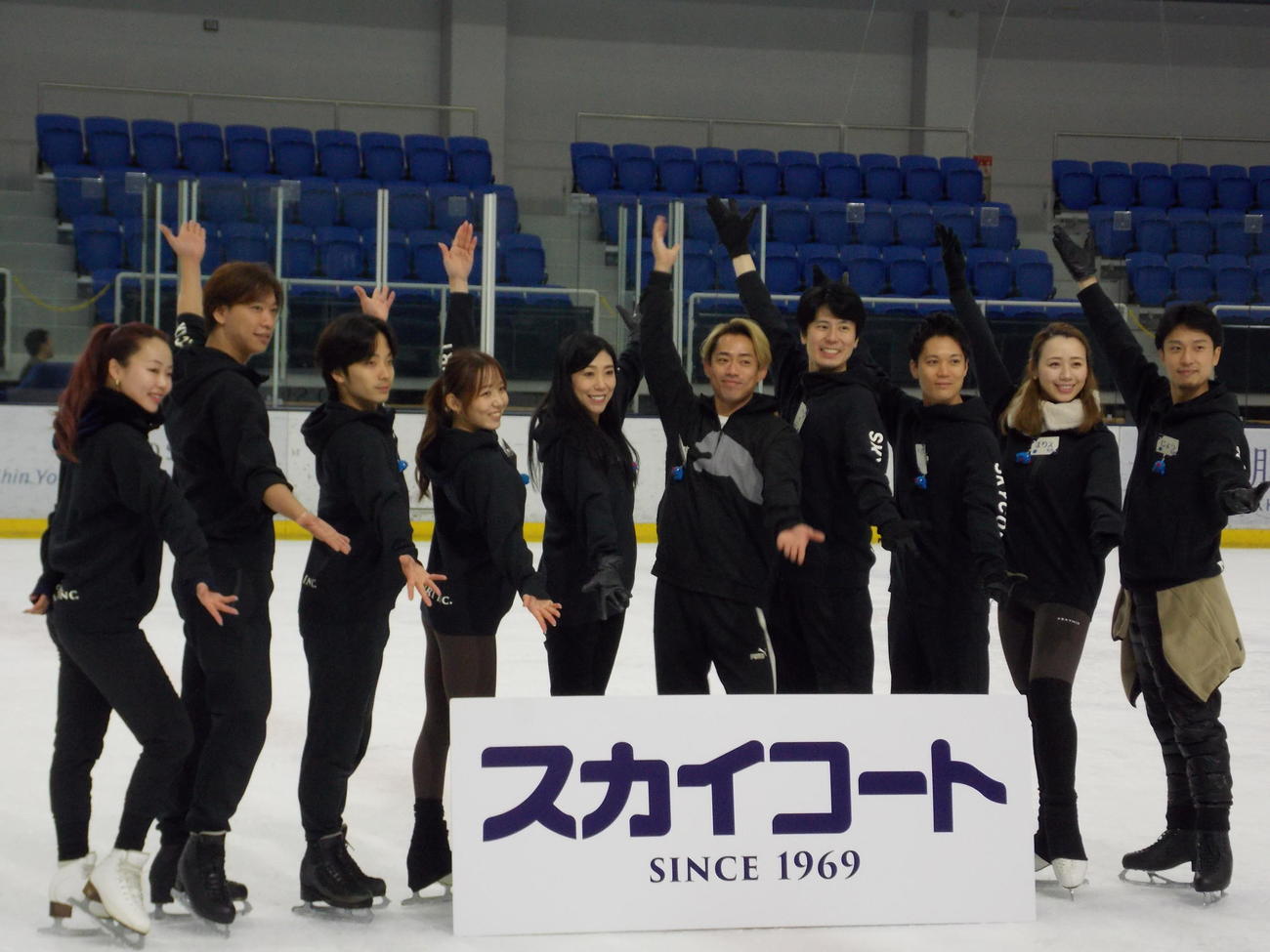スカイコートのスケート教室を終え、ポーズを決める高橋大輔さん（右から5人目）ら指導陣（撮影・松本航）