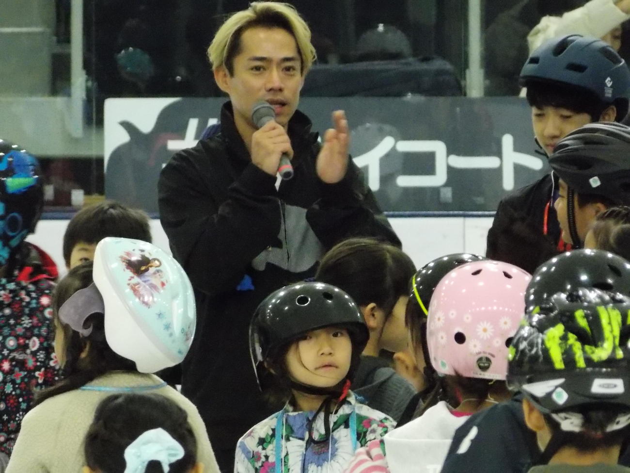 スカイコートのスケート教室で子どもたちに話しかける高橋大輔さん（中央）（撮影・松本航）