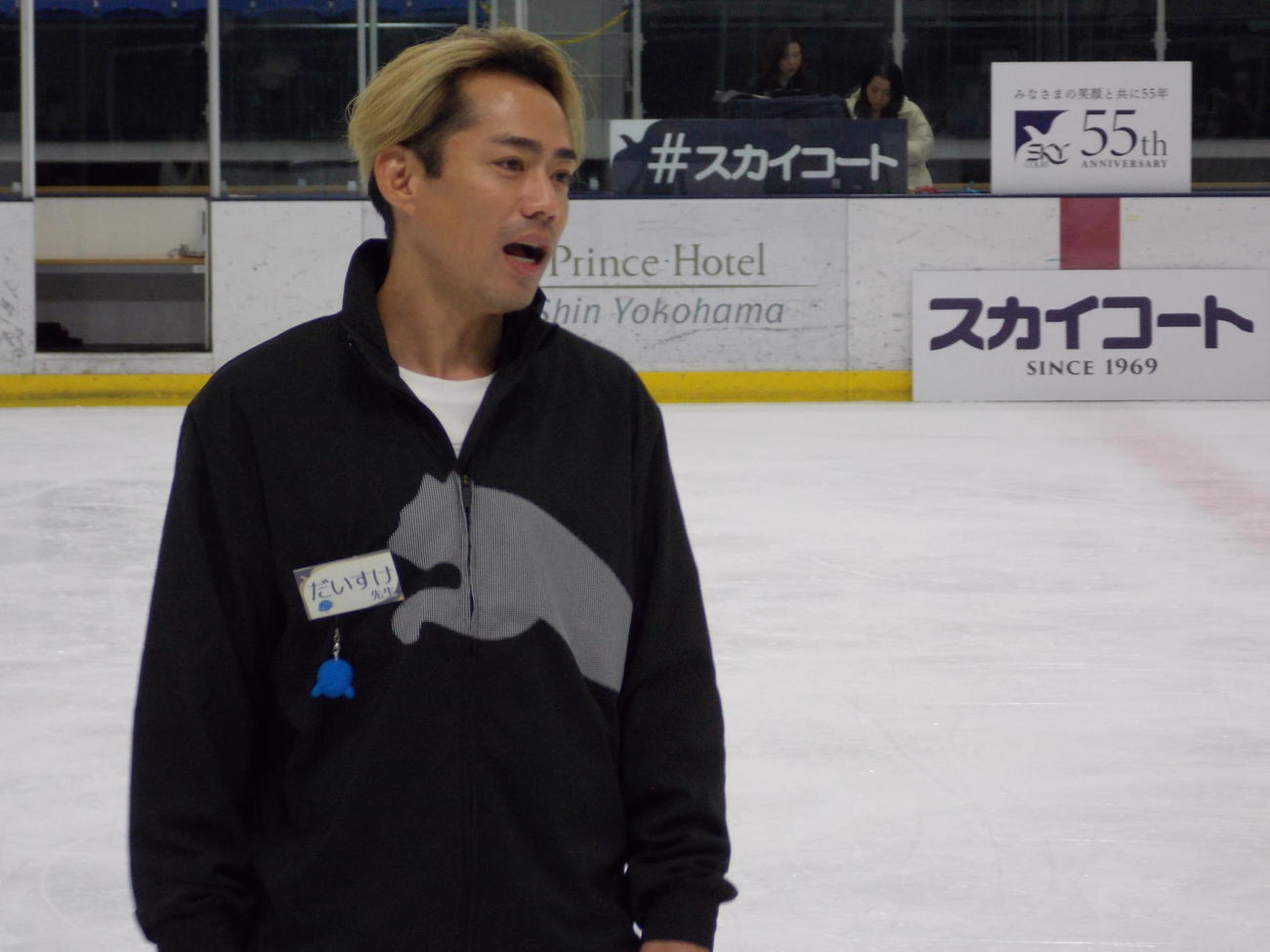 スカイコートのスケート教室で子どもを指導する高橋大輔さん（撮影・松本航）