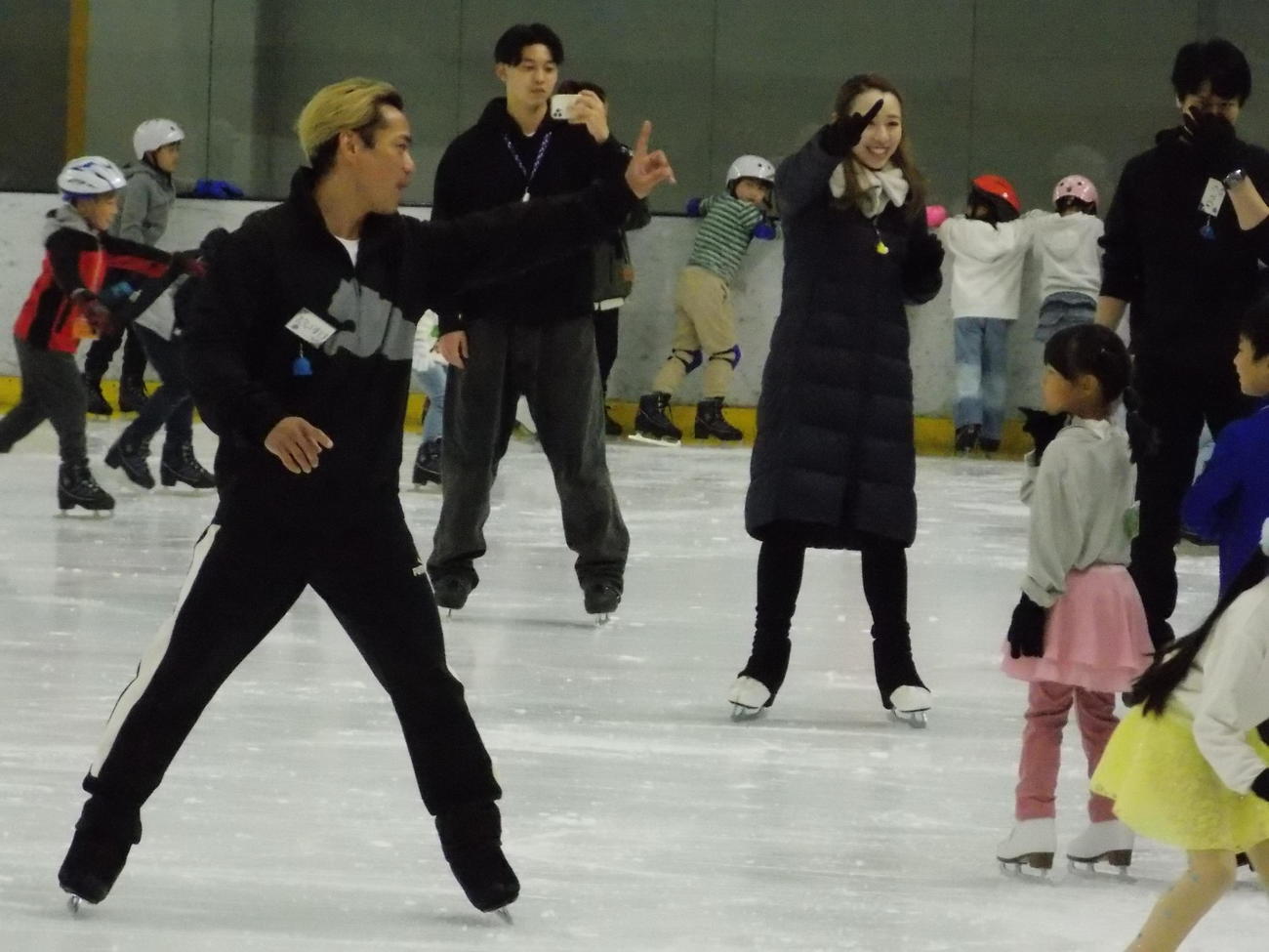 スカイコートのスケート教室で子どもを指導する高橋大輔さん（左）（撮影・松本航）
