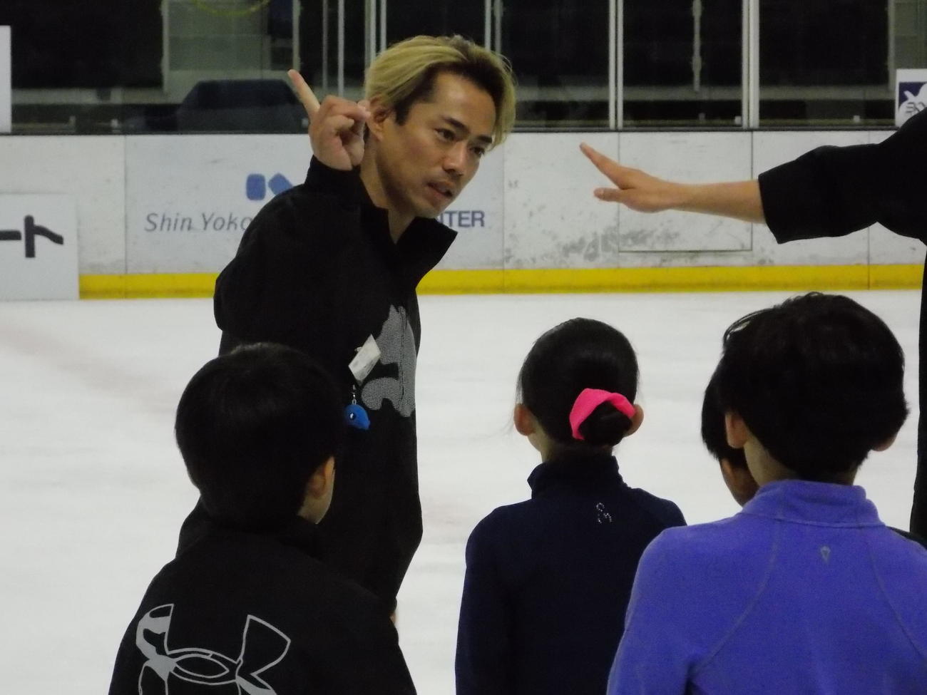 スカイコートのスケート教室で指導する高橋大輔さん（撮影・松本航）