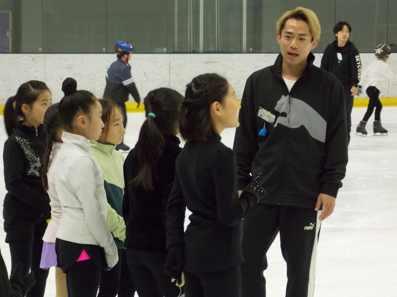 スカイコートのスケート教室で子どもたちと会話する高橋大輔さん（右）（撮影・松本航）