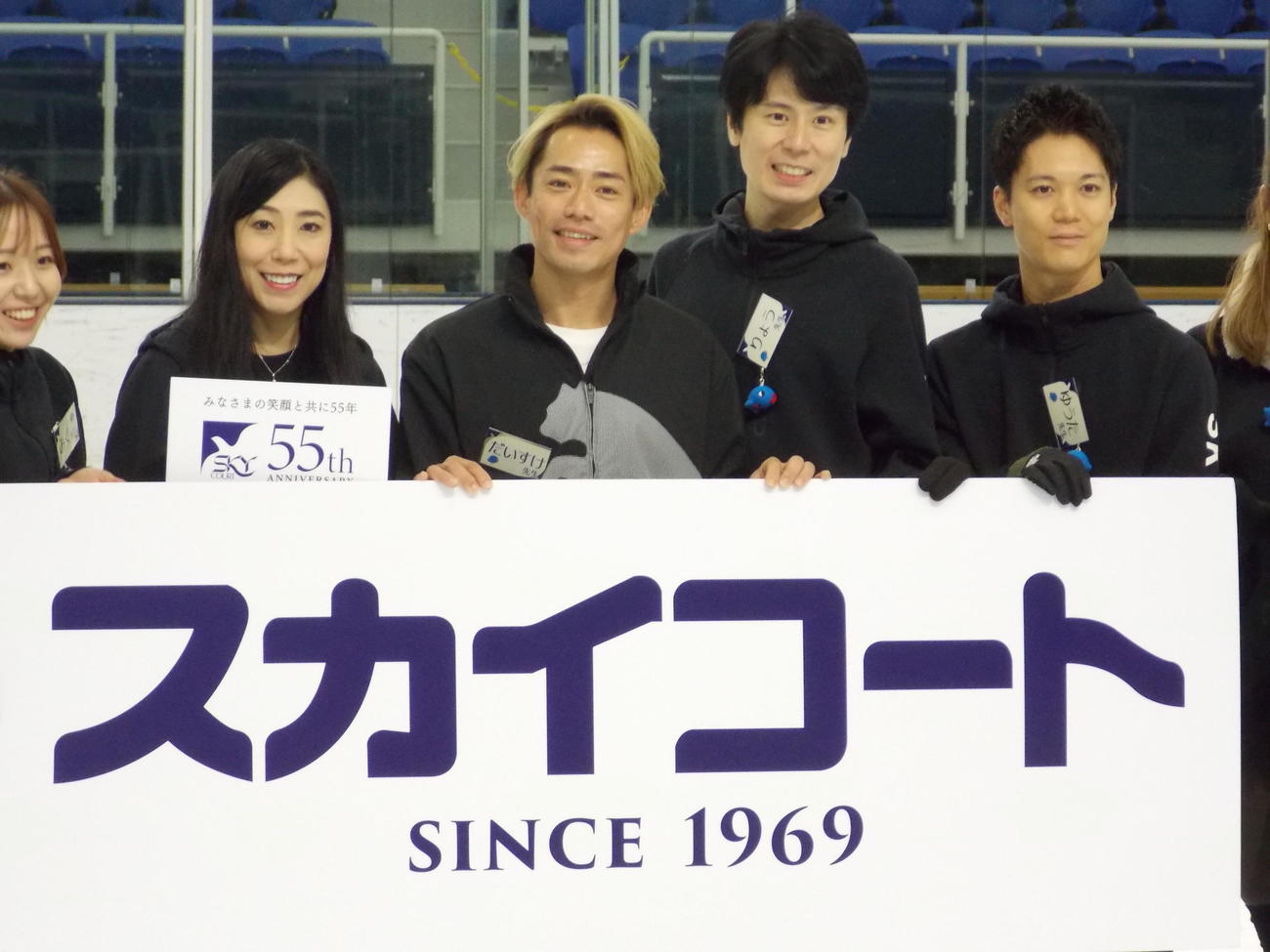 スカイコートのスケート教室を終え、笑顔を見せる高橋大輔さん（中央）（撮影・松本航）