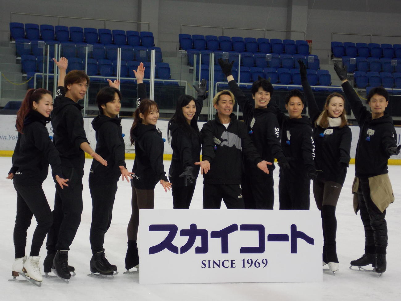 スカイコートのスケート教室を終え、ポーズを決める高橋大輔さん（右から5人目）ら指導陣（撮影・松本航）