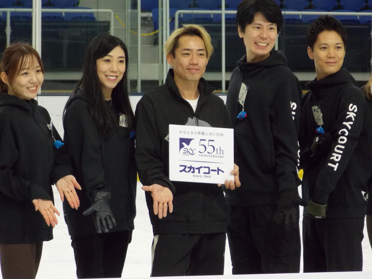 スカイコートのスケート教室を終え、ポーズを決める高橋大輔さん（中央）ら指導陣（撮影・松本航）
