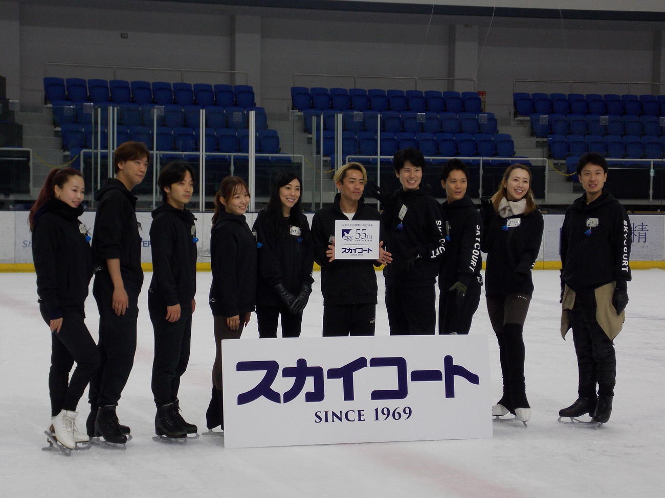 スカイコートのスケート教室を終え、笑顔を見せる高橋大輔さん（右から5人目）ら指導陣（撮影・松本航）