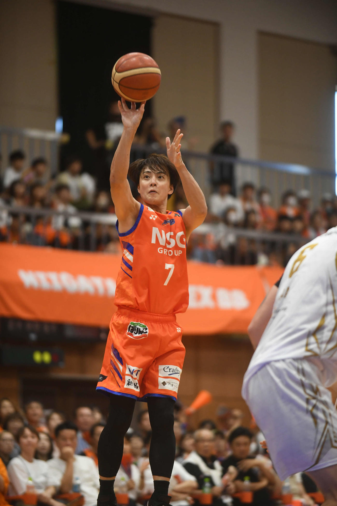 3点シュートを狙う新潟・五十嵐