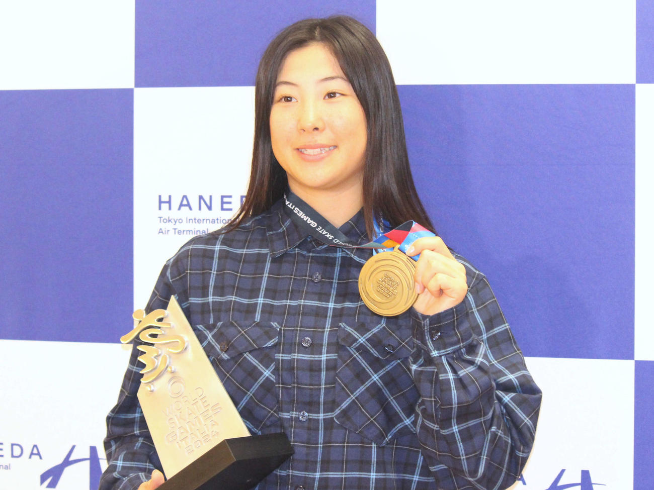 世界選手権の銅メダルとトロフィーを手に写真に納まる伊藤（撮影・勝部晃多）