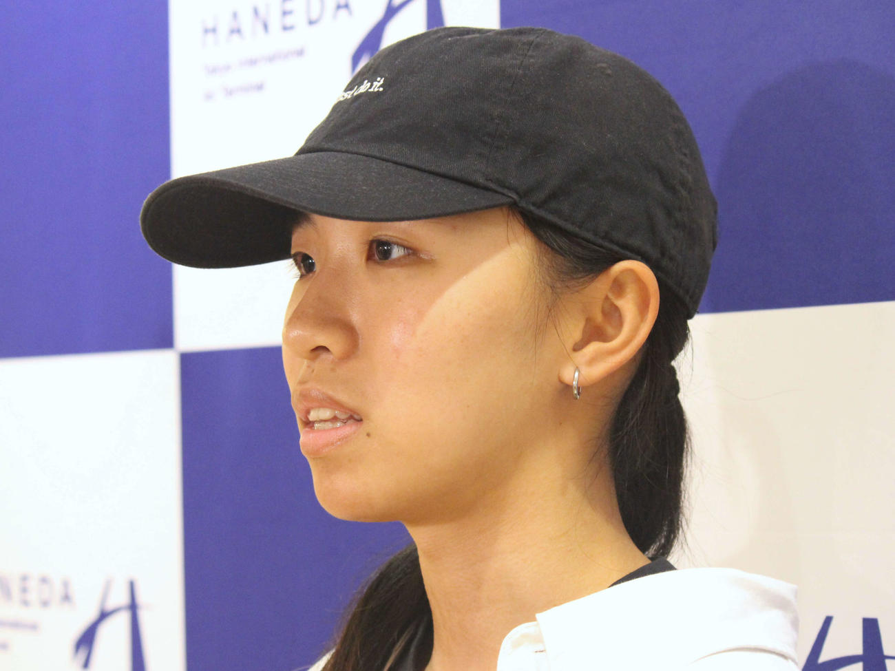 取材に応じる赤間（撮影・勝部晃多）