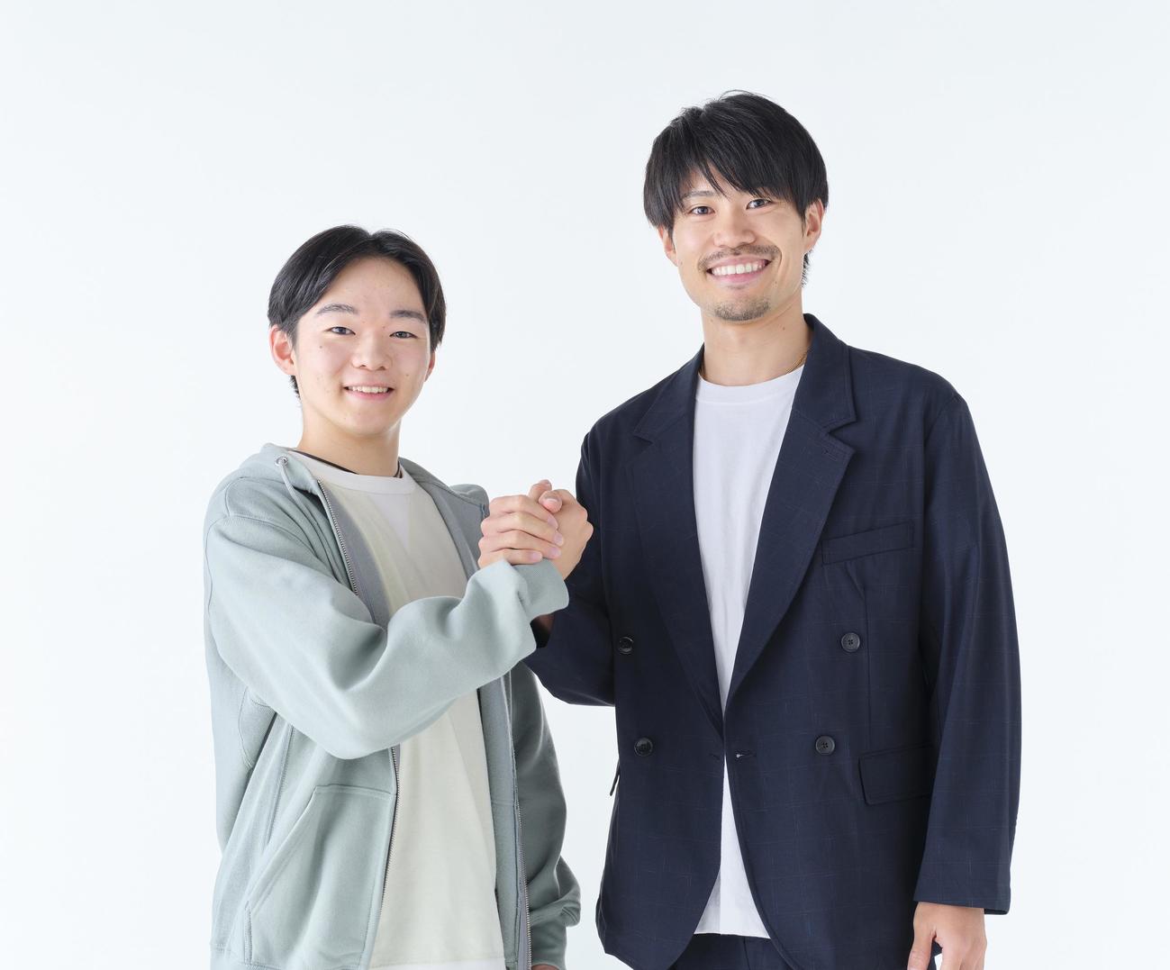 鍵山優真（左）と握手する関田誠大（C）オリエンタルバイオ