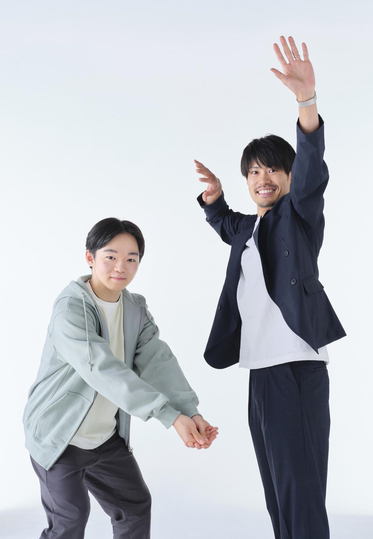 鍵山優真（左）とバレーのフォームで写真に納まる関田誠大（C）オリエンタルバイオ